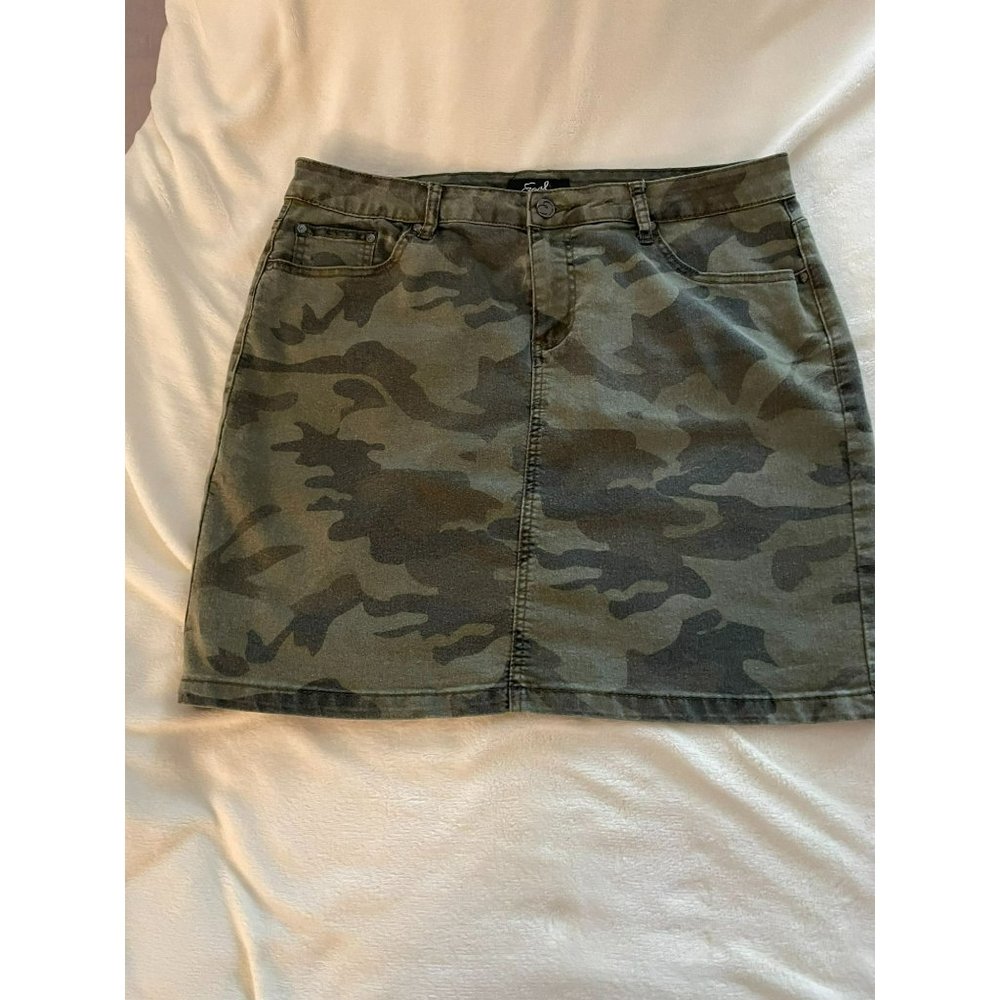 Earl Jean camo skirt size 16